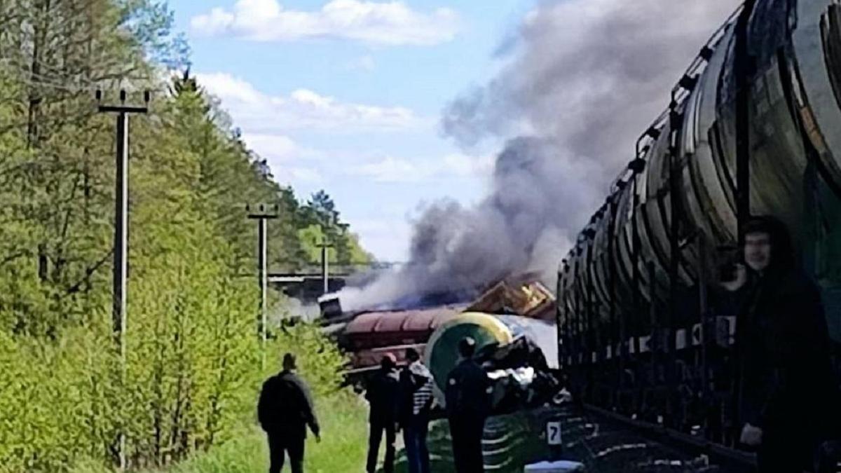 Поезд сошел с рельсов