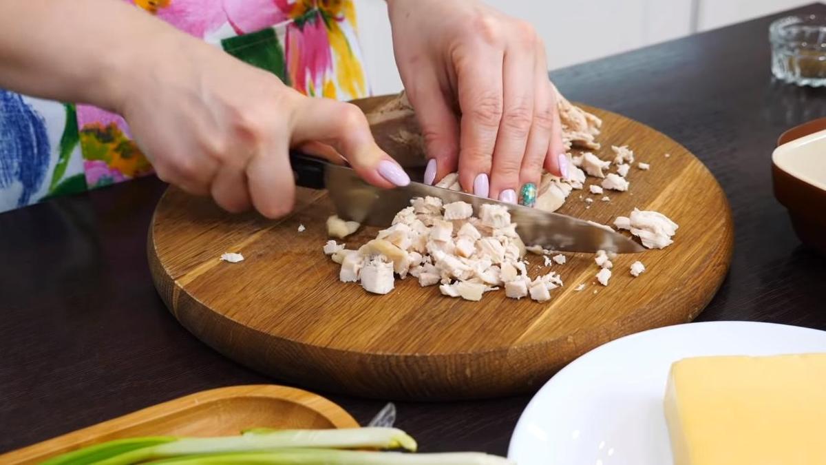 Куриное филе нарезают кубиком