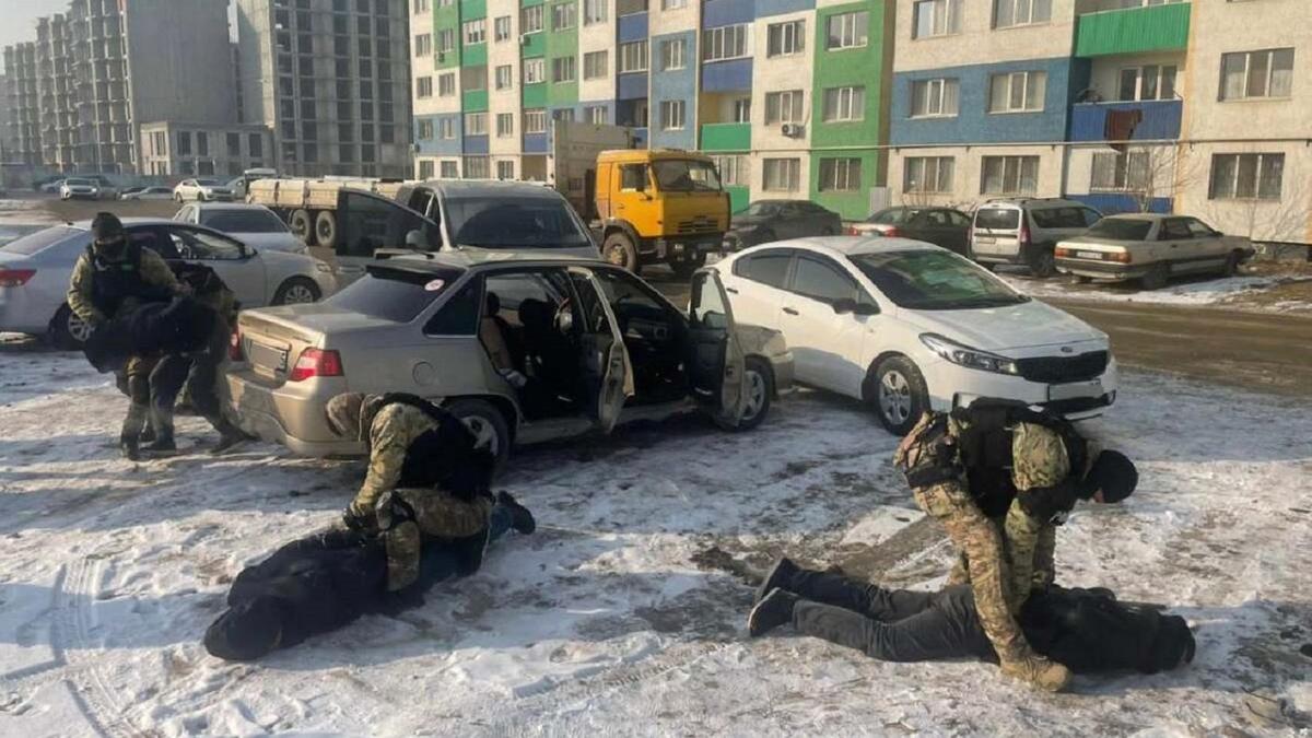 Задержание подозреваемых на улице