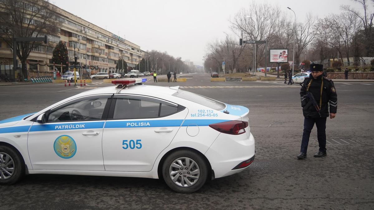 Полицейский рядом со служебным авто