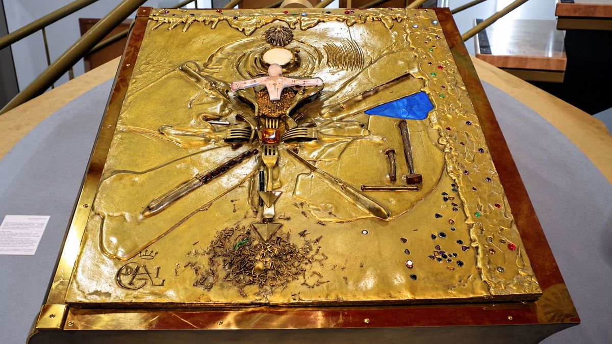 Книга Сальвадора Дали