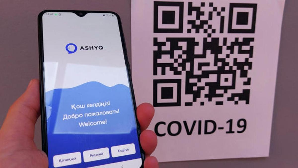 Человек держит в руке смартфон с открытым приложением Ashyq