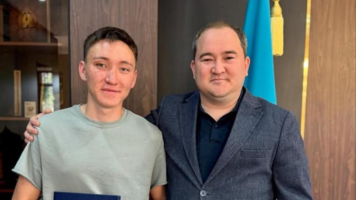 Өскемен қаласының әкімі Алмат Ақышев пен студент Ерасыл Омарханов Өскемен қаласының әкімі Алмат Ақышев пен студент Ерасыл Омарханов