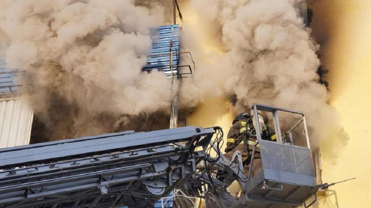 Пожарные тушат пожар