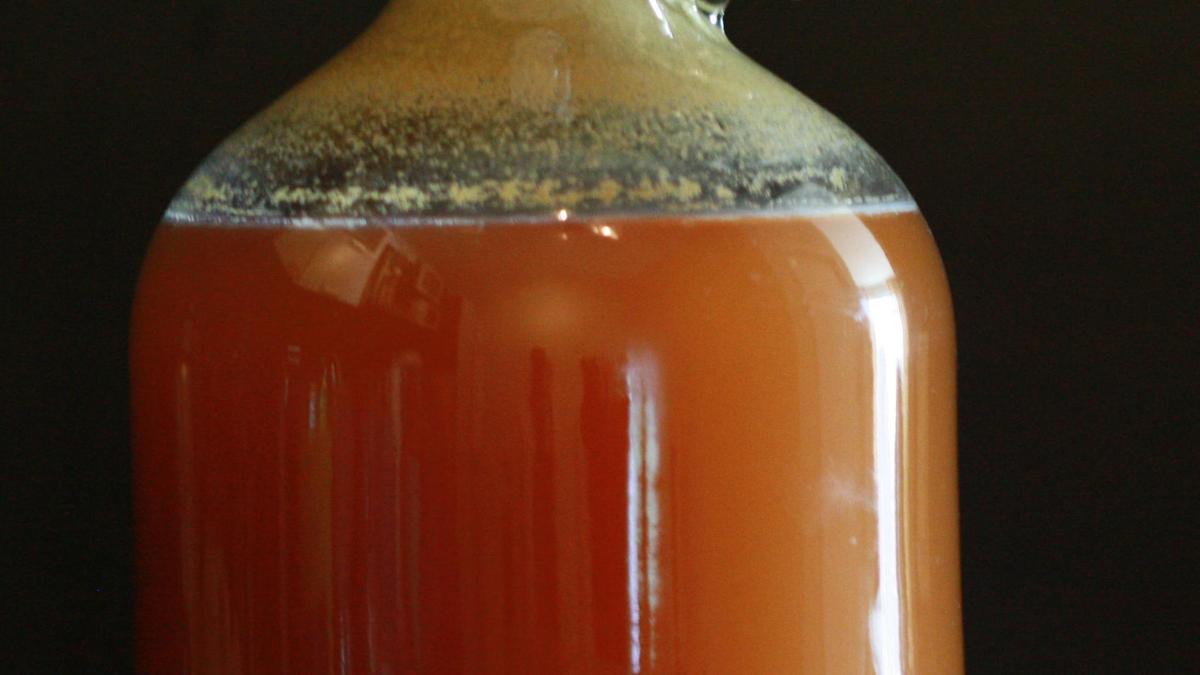 Пиво в стеклянной бутылке с гидрозатвором