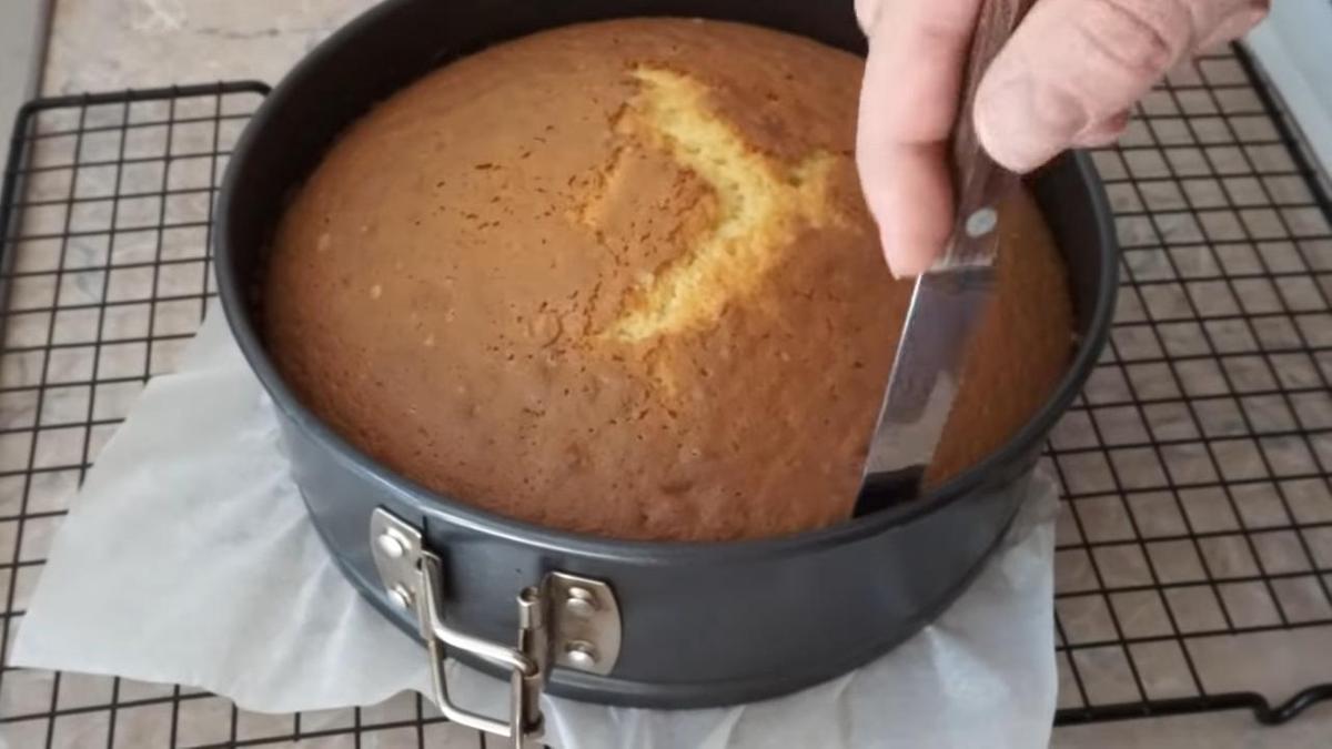 Готовый бисквит в форме на решетке