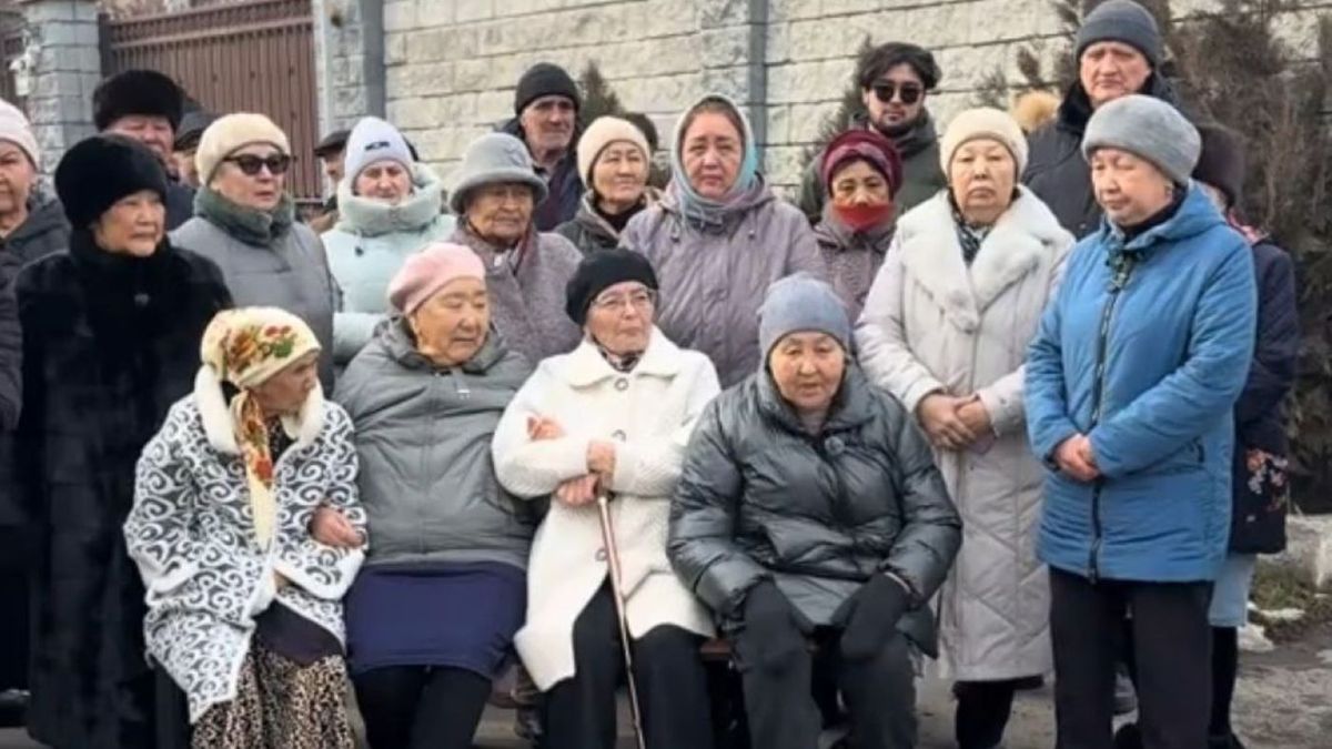 Жители микрорайона Кайрат в Алматы