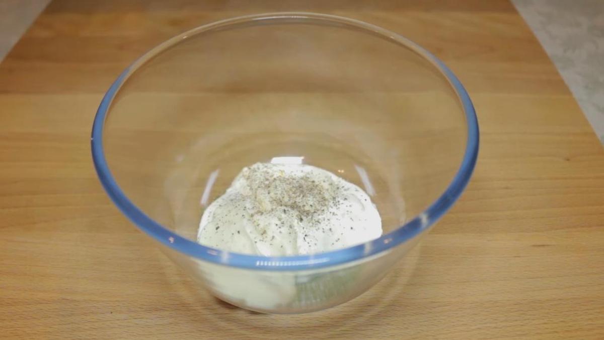 Белая масса в миске