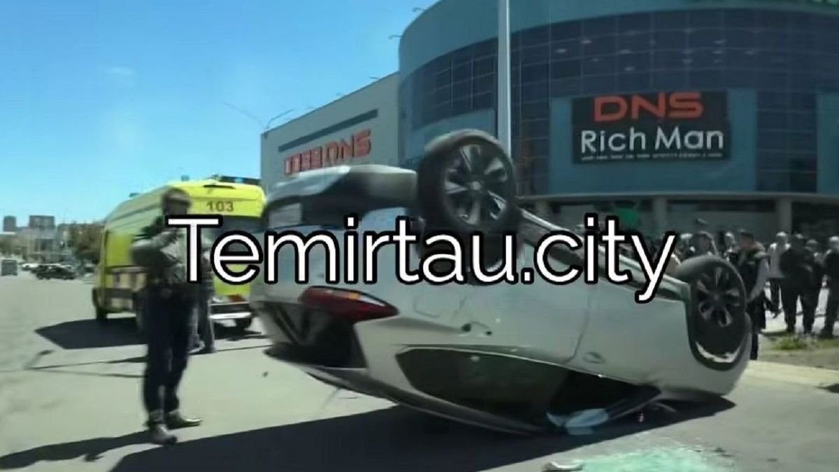 Перевернутый автомобиль в ДТП