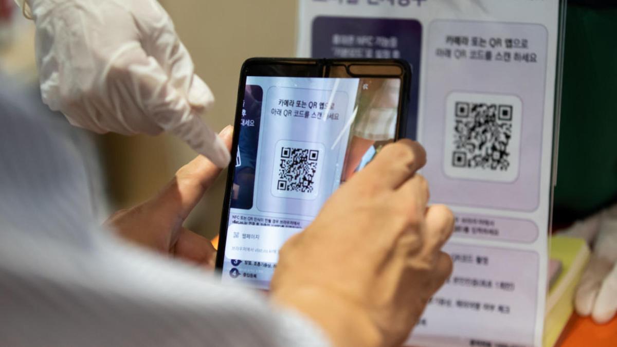 Человек сканирует QR-код