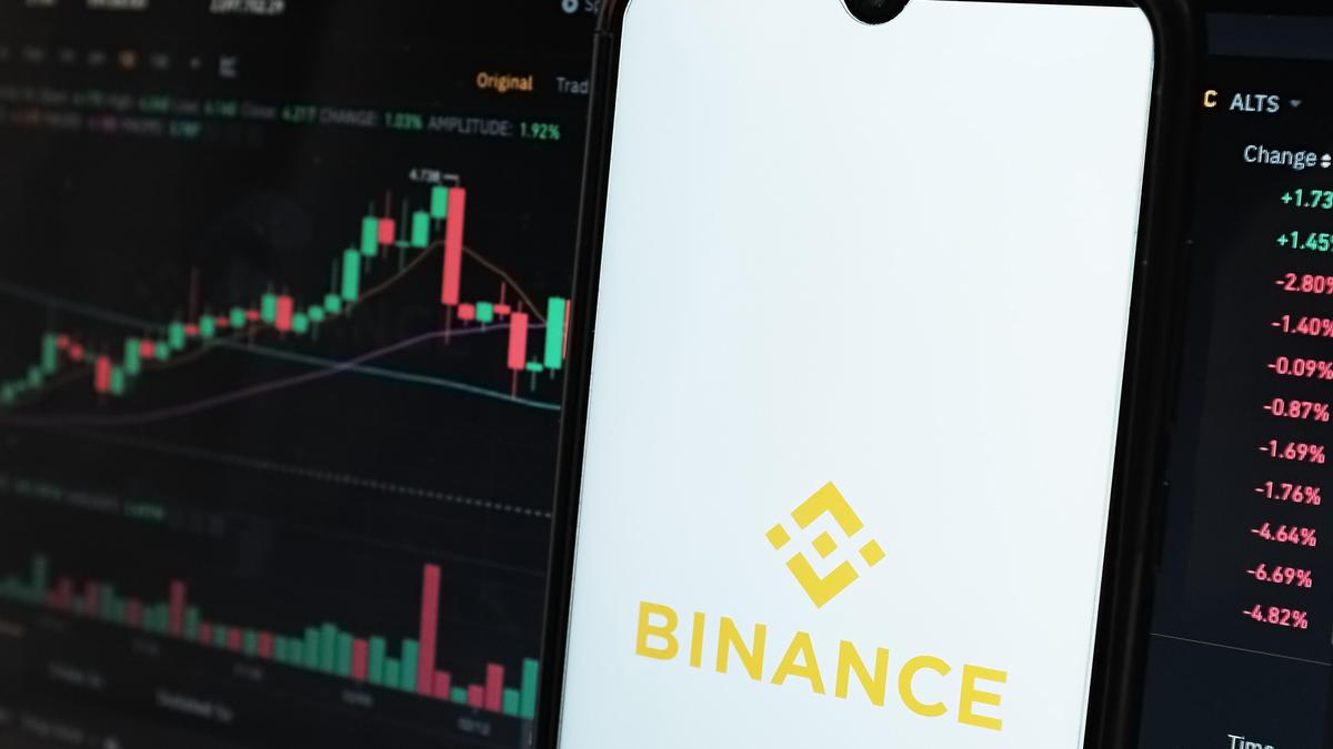 Логотип Binance на экране смартфона