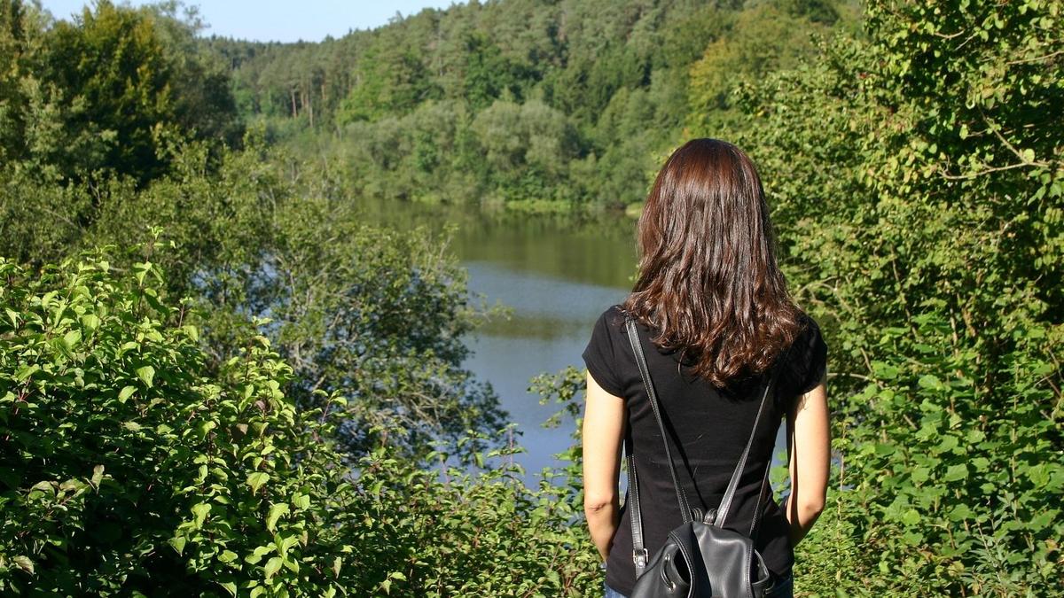 девушка смотрит на воду