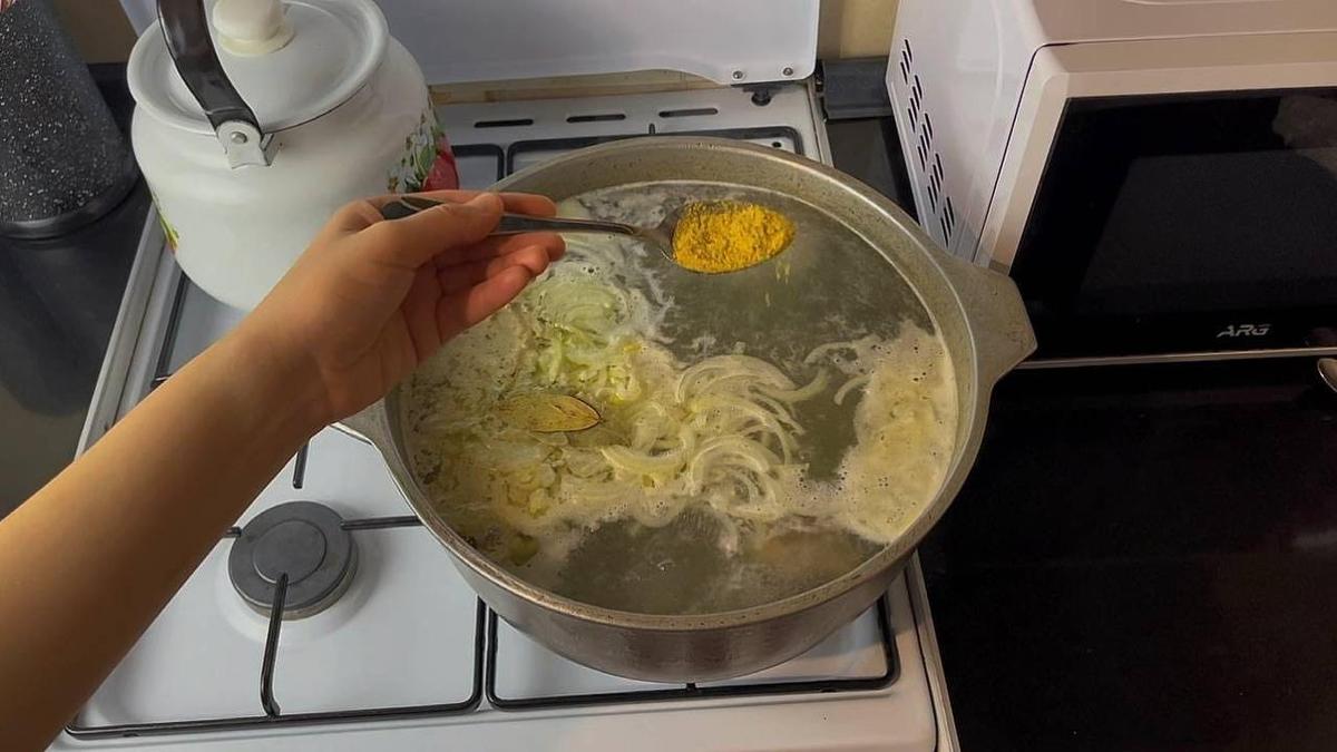 В кастрюле мясо, лук и специи