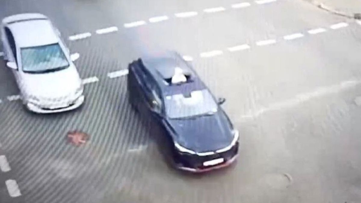 Ребенок высовывается из люка авто
