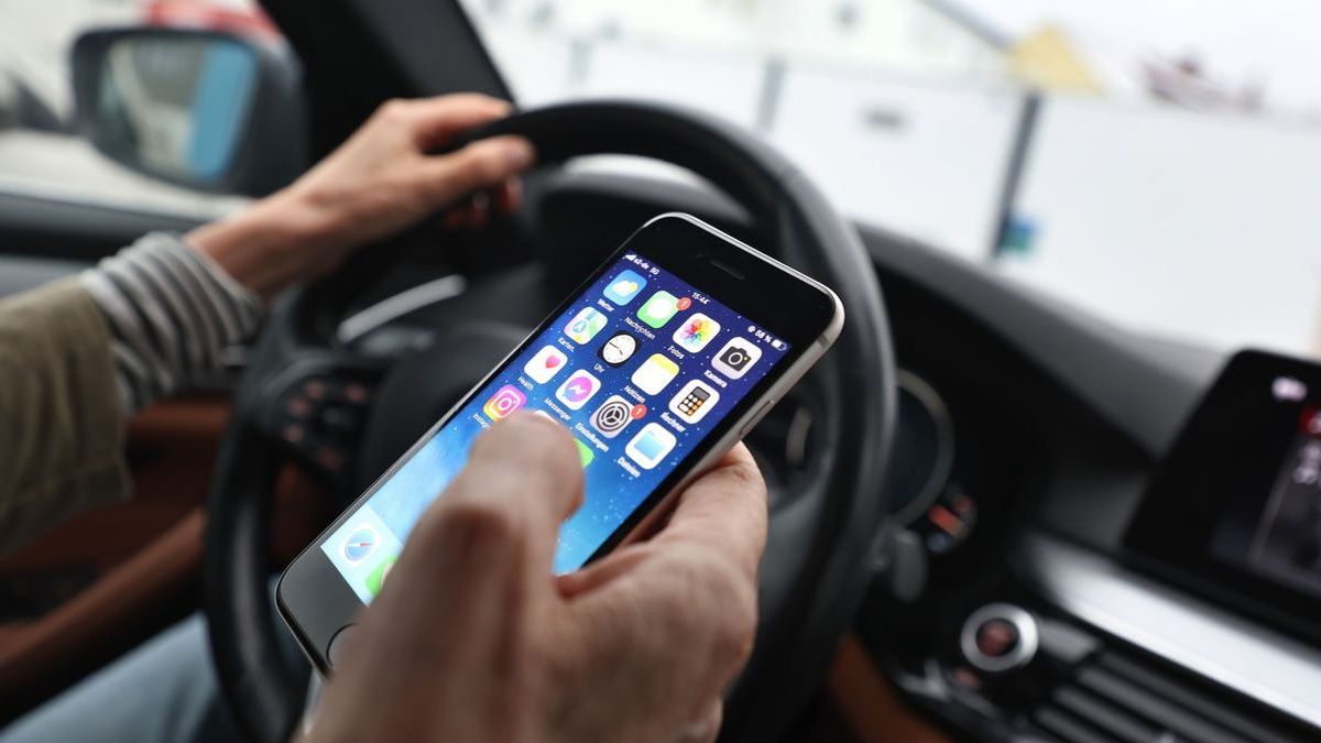 Телефон ұстаған жүргізуші