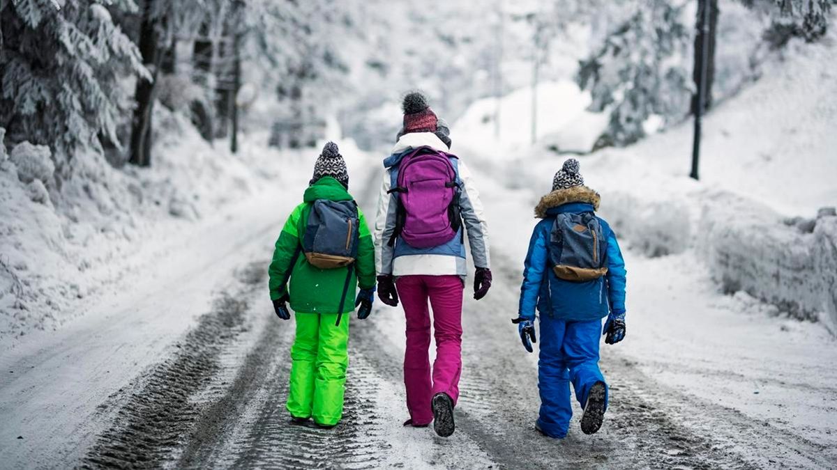 сабақтан қайтып бара жатқан оқушылар