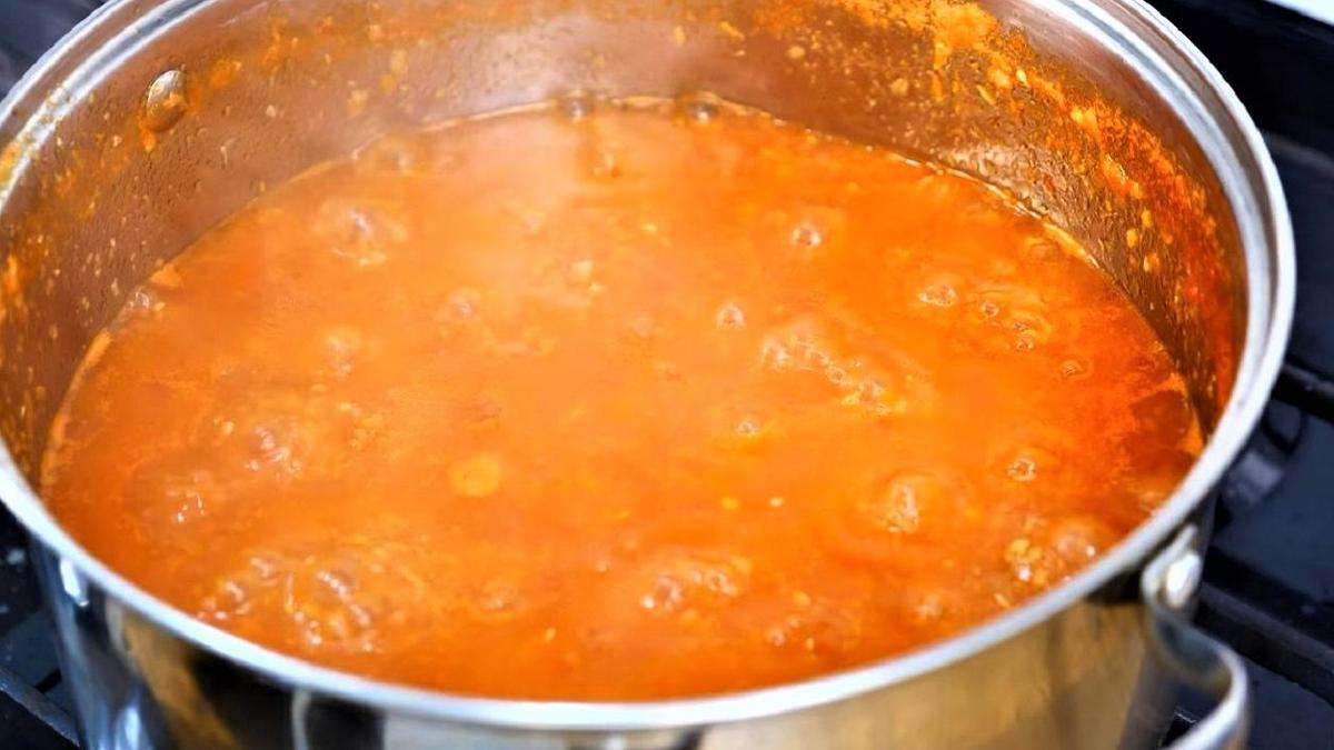 Кипящая в кастрюле аджика