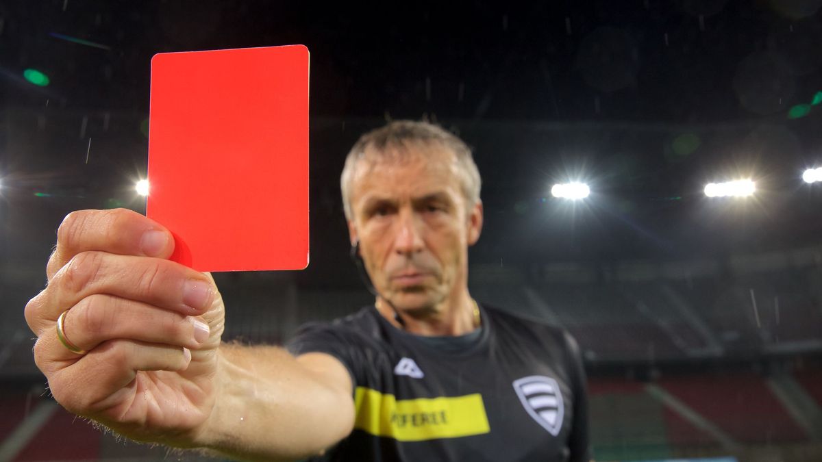 Судья показал красную карточку