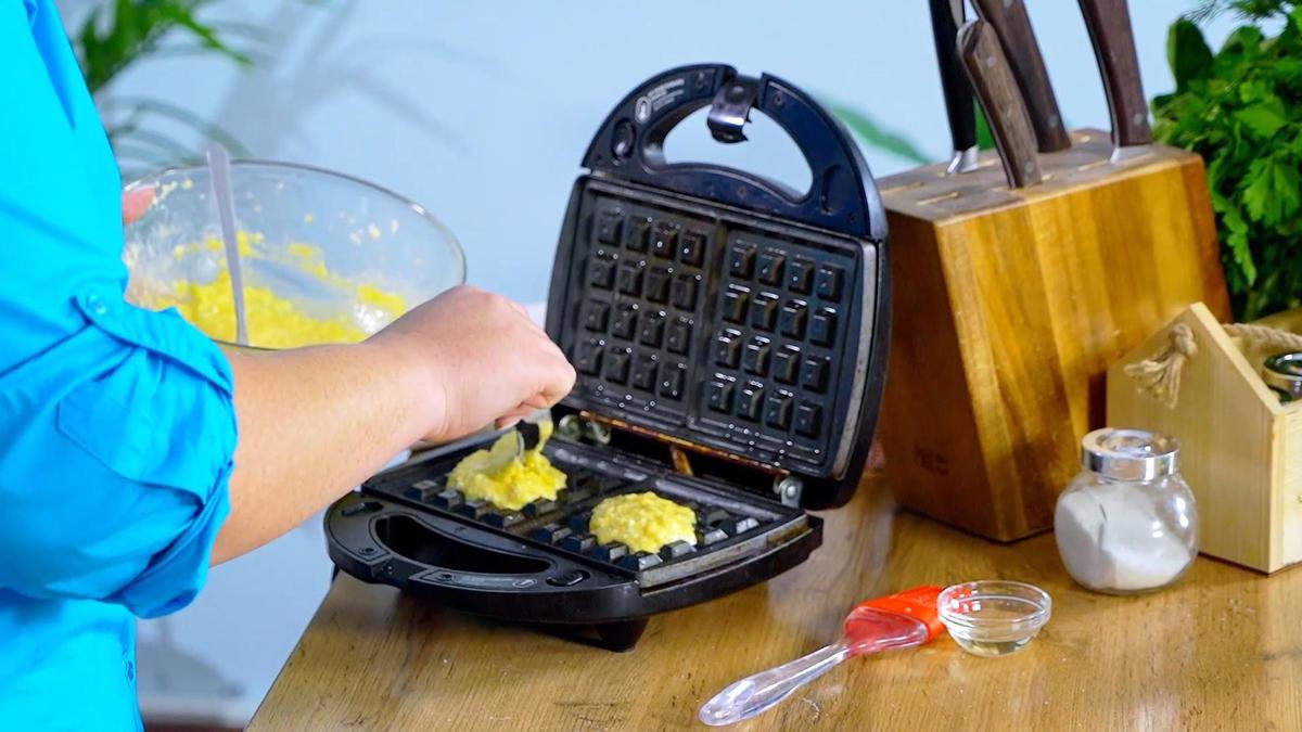 В электровафельницу выкладывают тесто для вафель