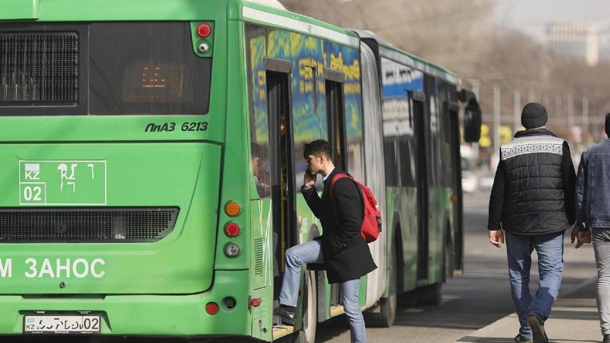 Автобусқа мінгелі жатқан жігіт