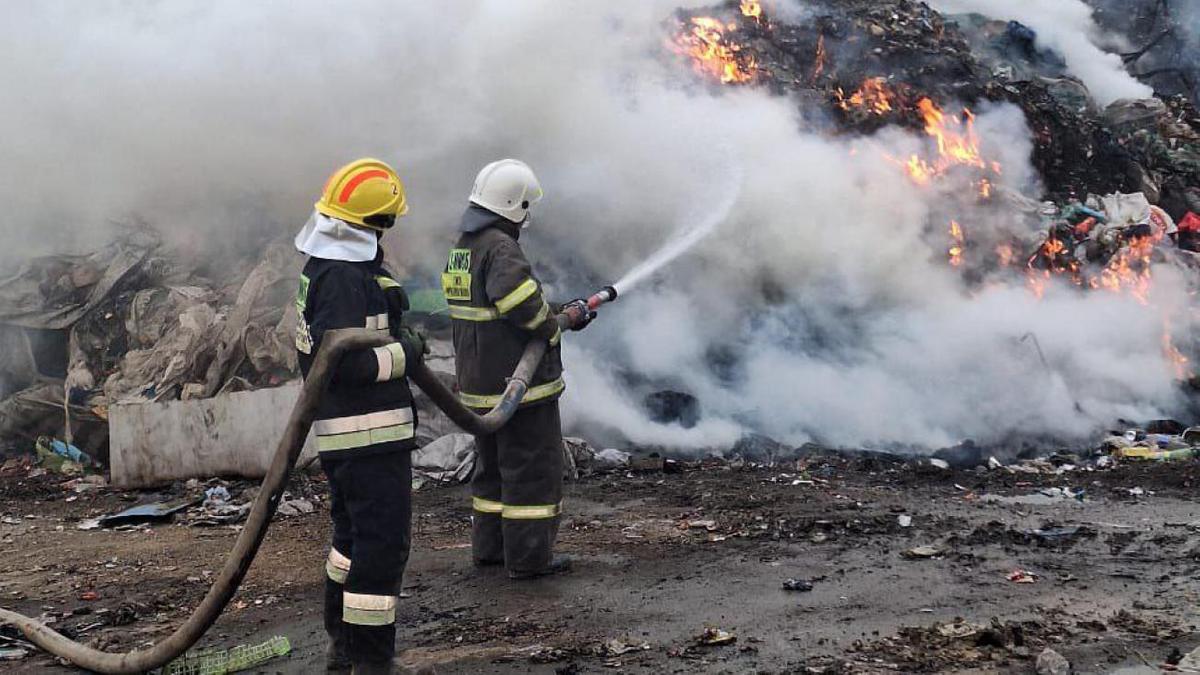 Пожарные тушат пожар на полигоне