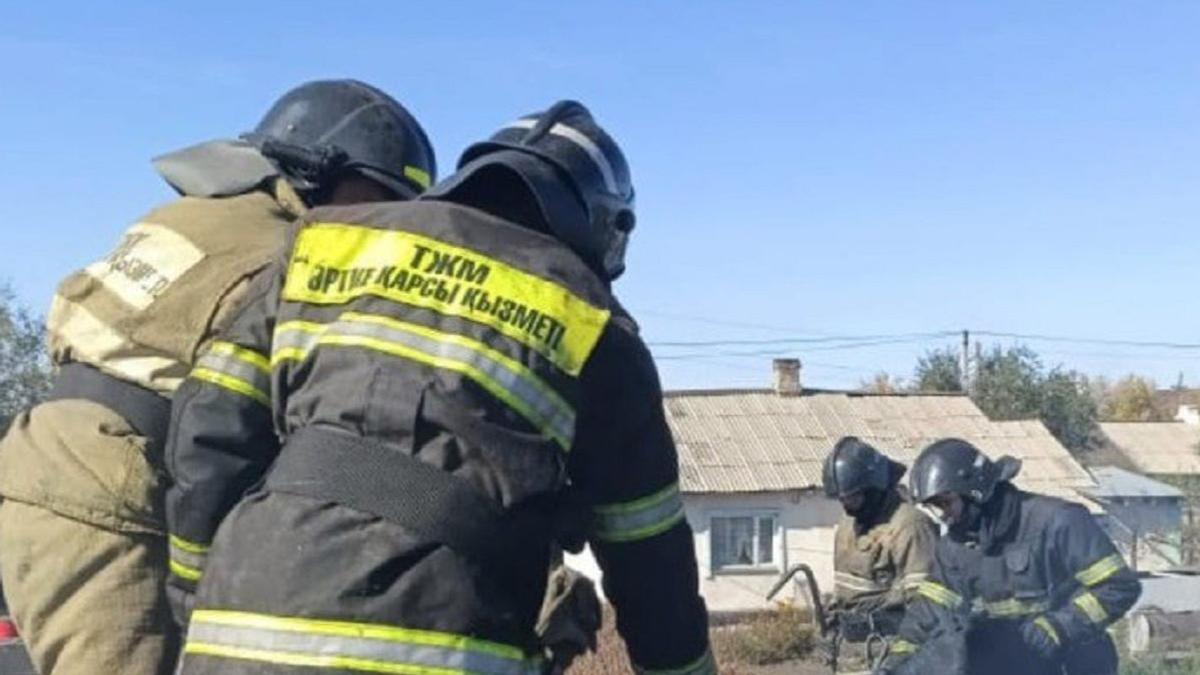 Пожарные тушат возгорание в Караганде