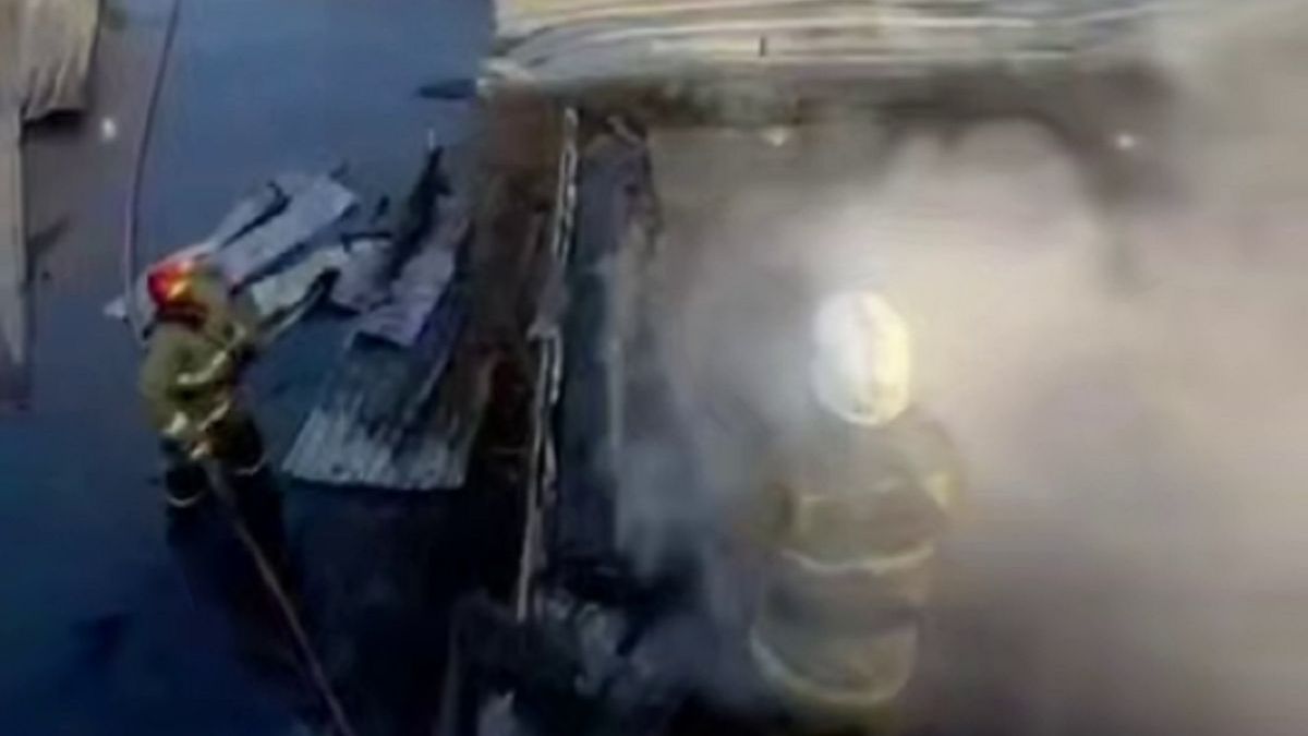 Пожарные тушат пожар