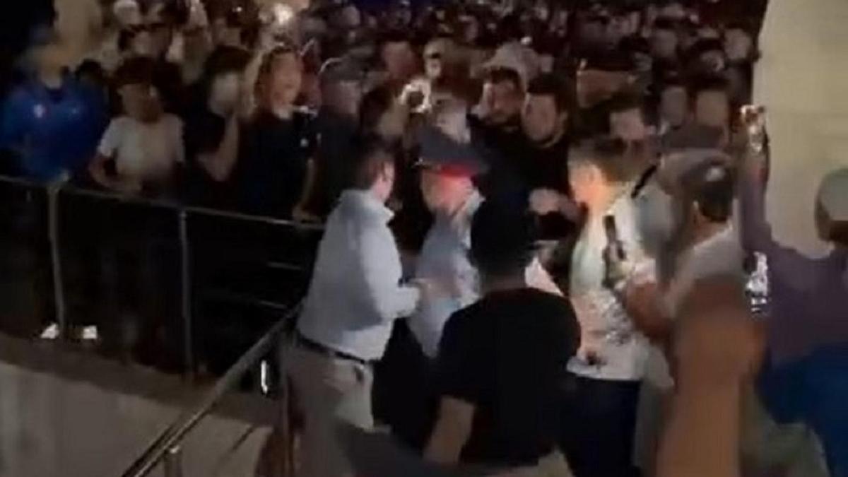 Полицейді итеріп жіберген сәт Полицейді итеріп жіберген сәт