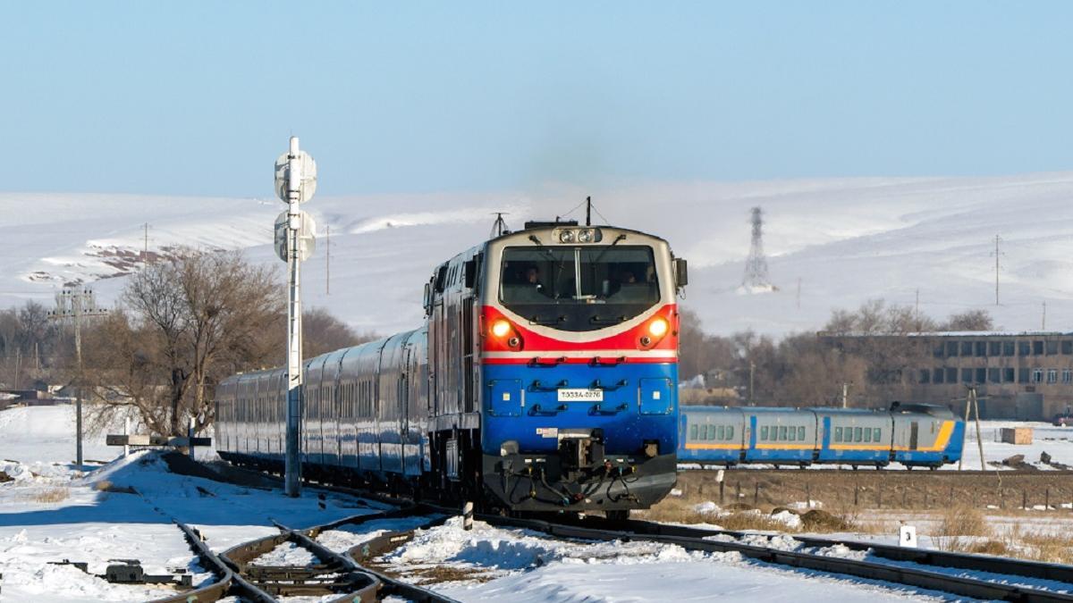 Поезд едет по рельсам