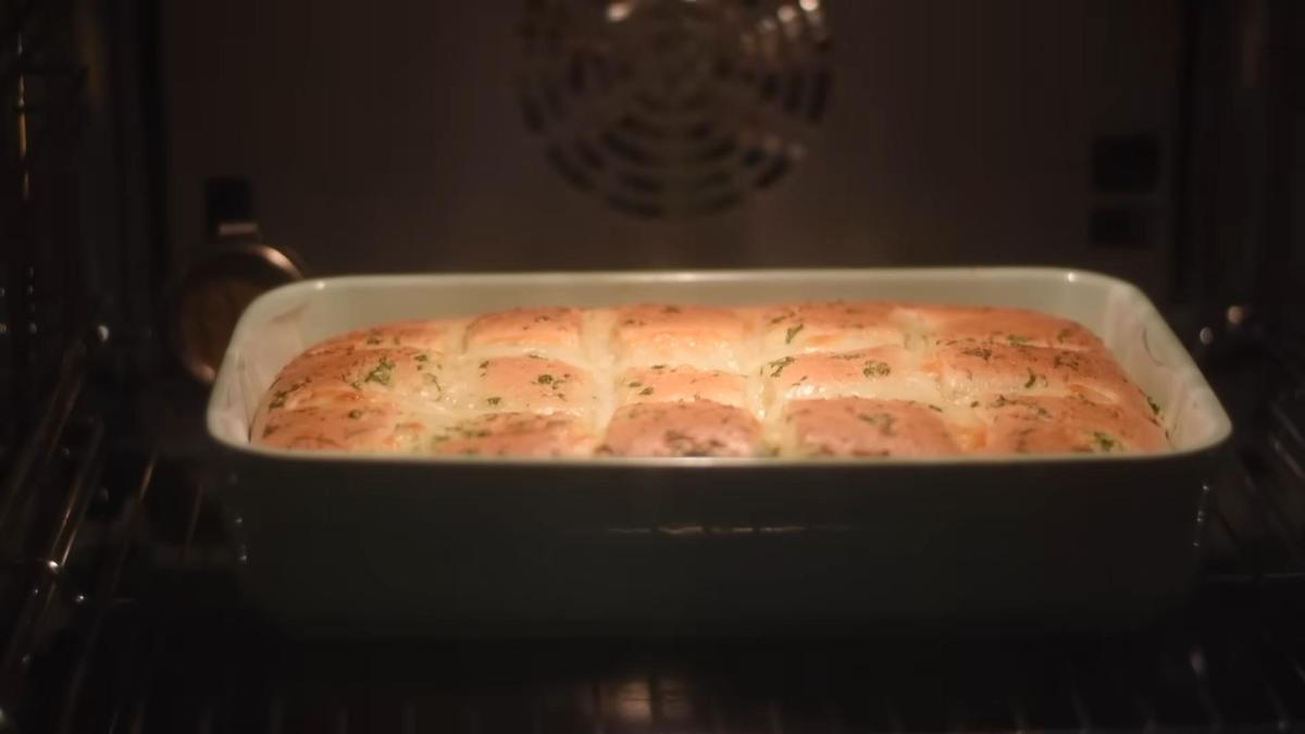 В духовке форма с чесночным хлебом