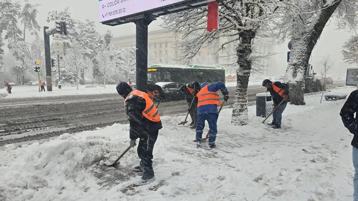 Уборка снега в Алматы