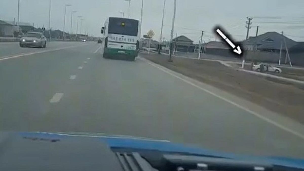 Съехавший с дороги автомобиль в Кызылорде