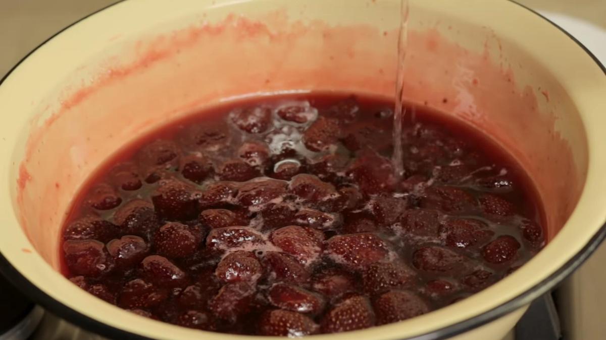 В варенье вливают разведенную лимонную кислоту