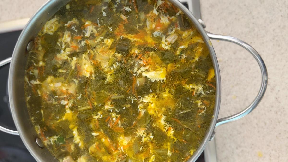 В кастрюле куриный суп со щавелем