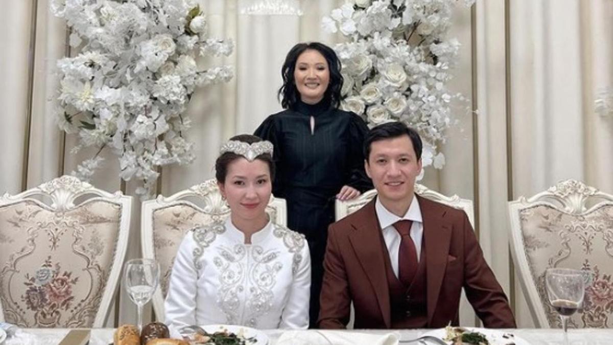 Фарида Жолдасова аға-жеңгесімен Фарида Жолдасова аға-жеңгесімен