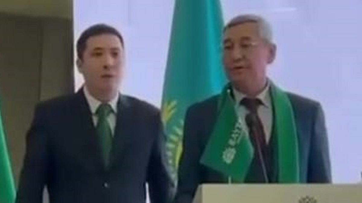 Участник съезда пытается выступить