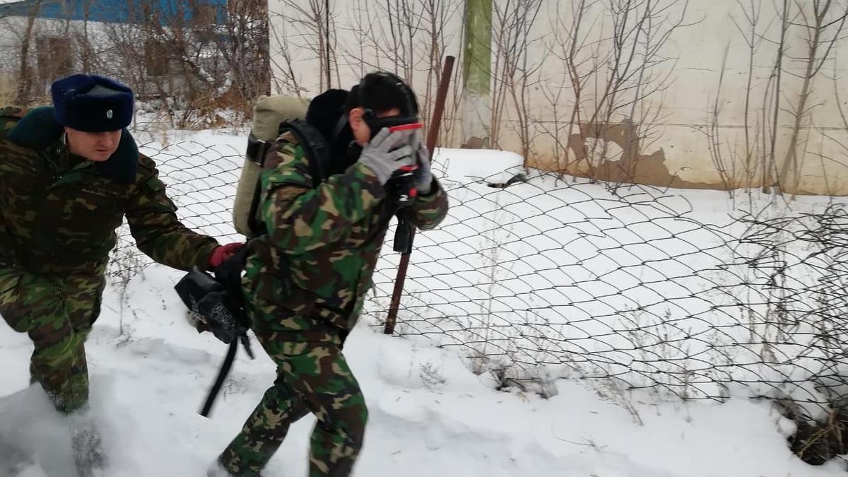 Спасатели бегут по снегу