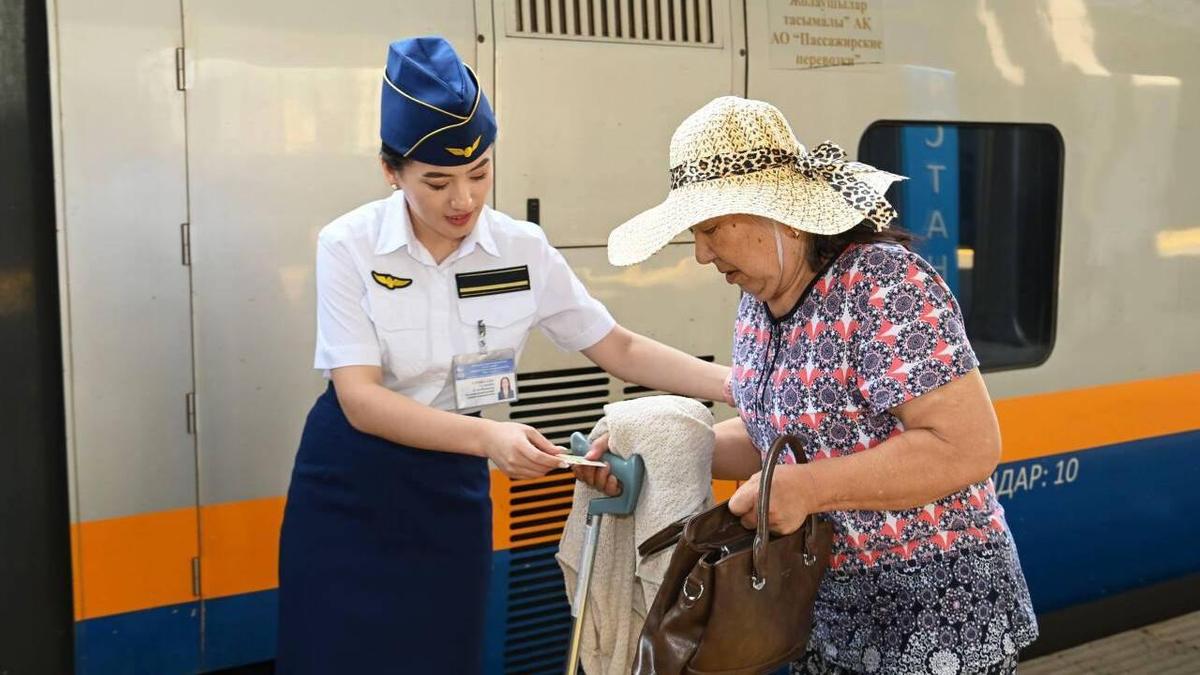 Проводник и пассажирка поезда, женский вагон Проводник и пассажирка поезда, женский вагон