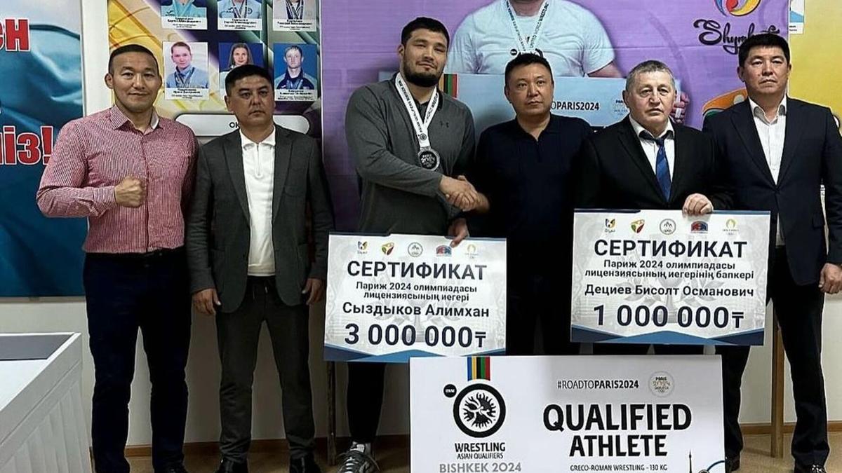 Әлімхан Сыздықов пен оның жаттықтырушысына ақшалай сыйақы табысталған сәт Әлімхан Сыздықов пен оның жаттықтырушысына ақшалай сыйақы табысталған сәт