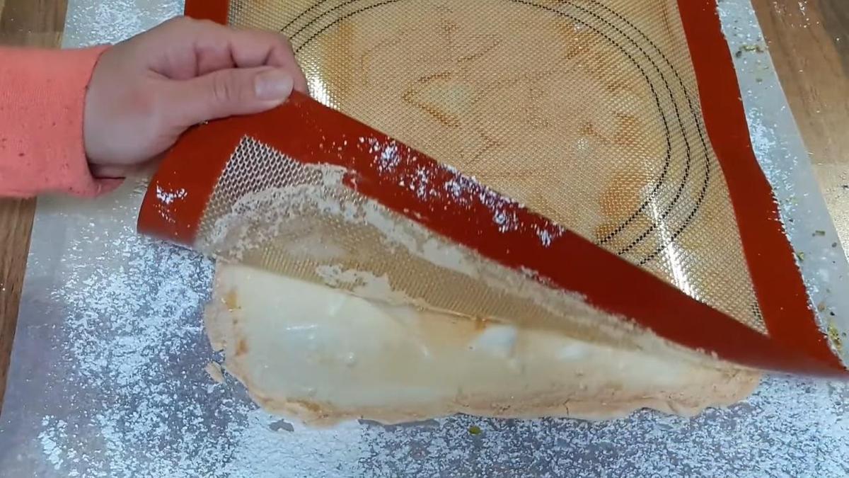 С меренгового коржа снимают силиконовый коврик