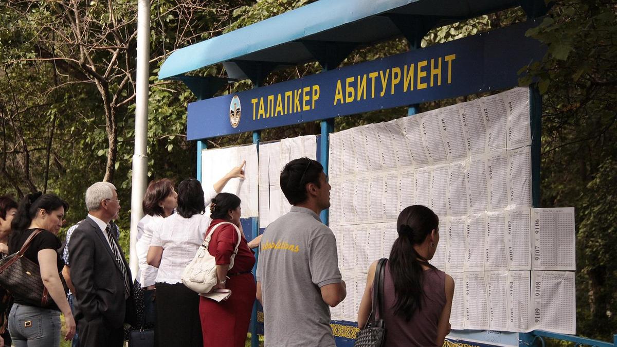 "Талапкер" тақтайшасының алдына жиналған адамдар