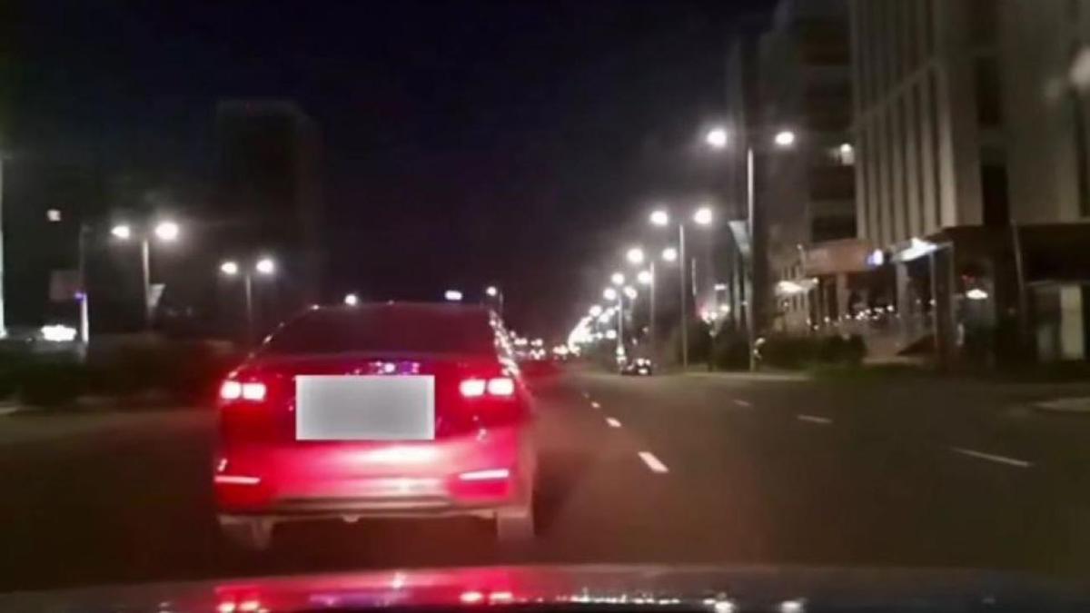 Автомобиль едет по дороге