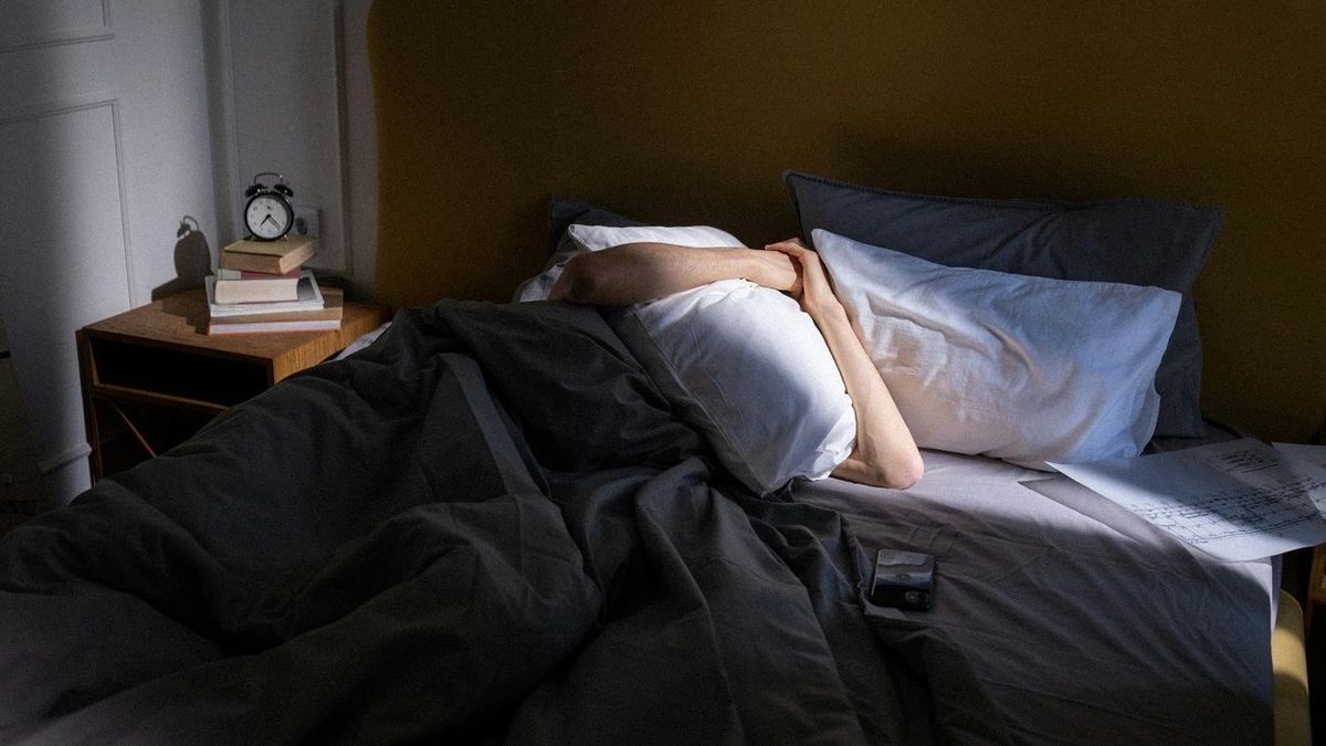 Мужчина в кровати