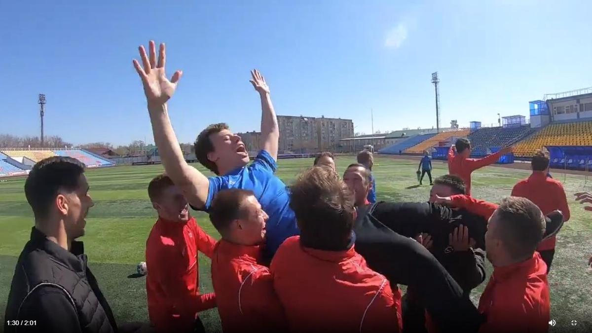 Массажист "Кызыл-Жара" выиграл спор у трех футболистов, и они теперь побреются налысо 