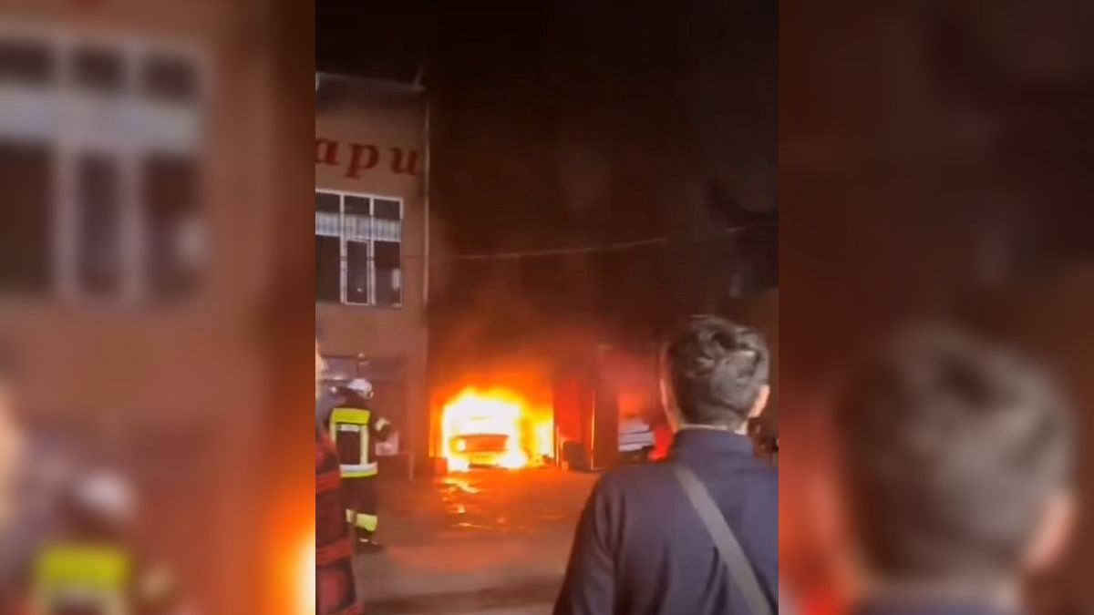 Пожарные тушат пожар