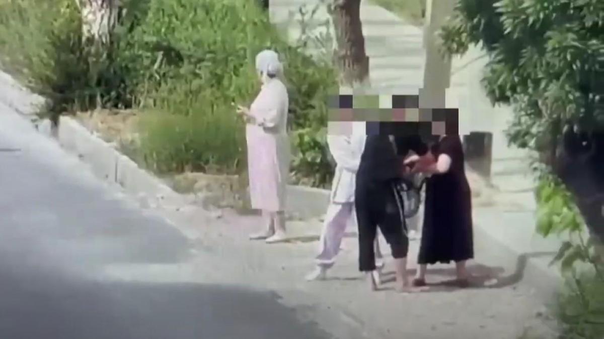 У женщины пытаются отобрать сумку У женщины пытаются отобрать сумку