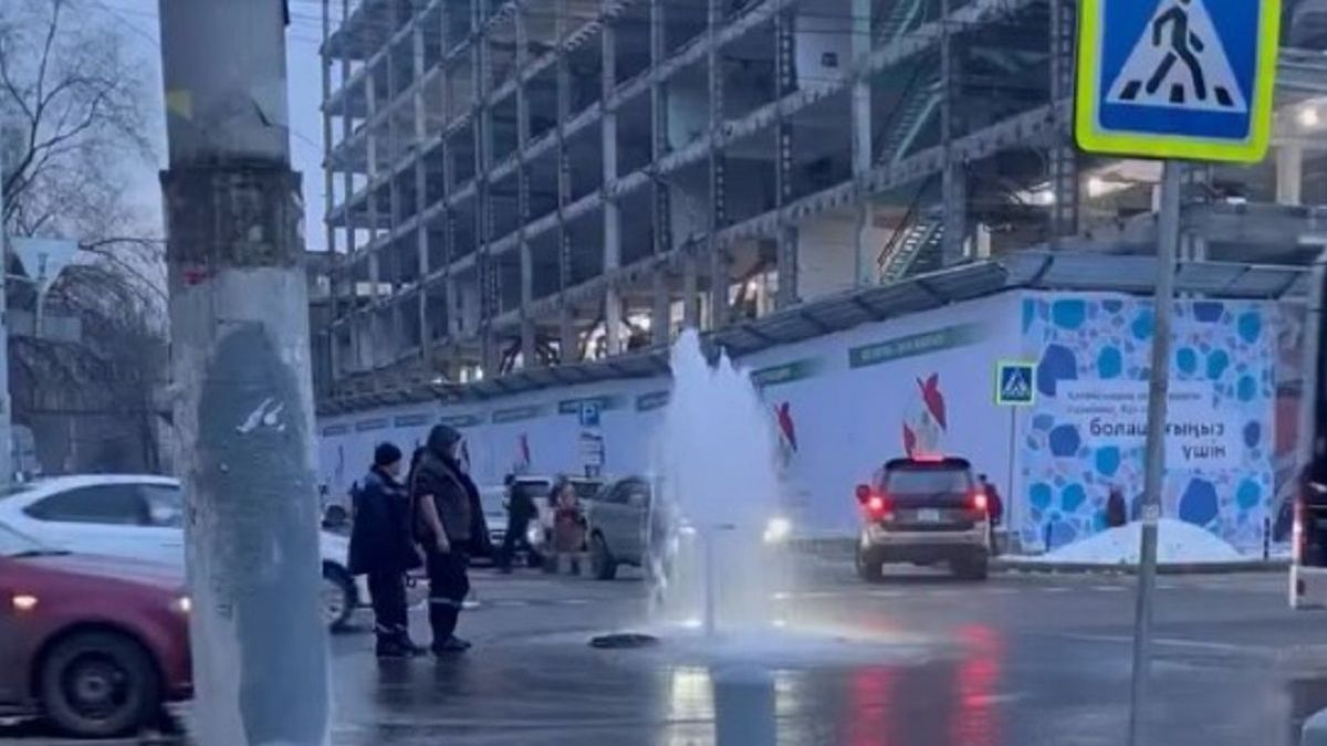 "Фонтан" на перекрестке в Алматы