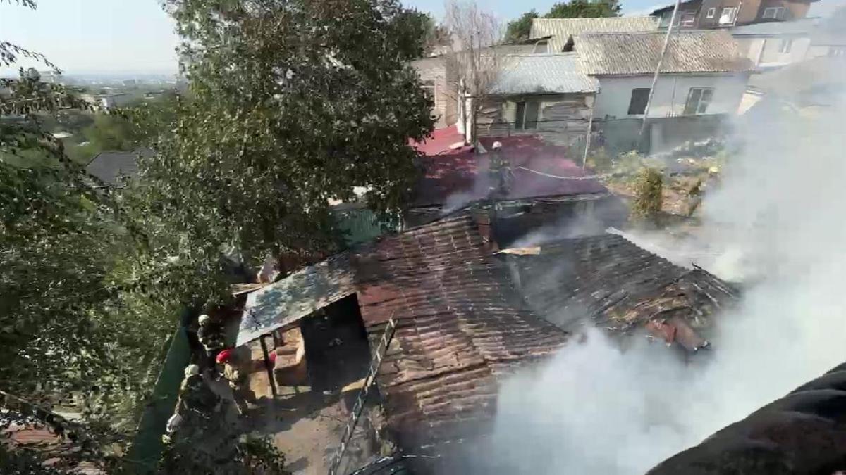 Пожарные тушат пожар