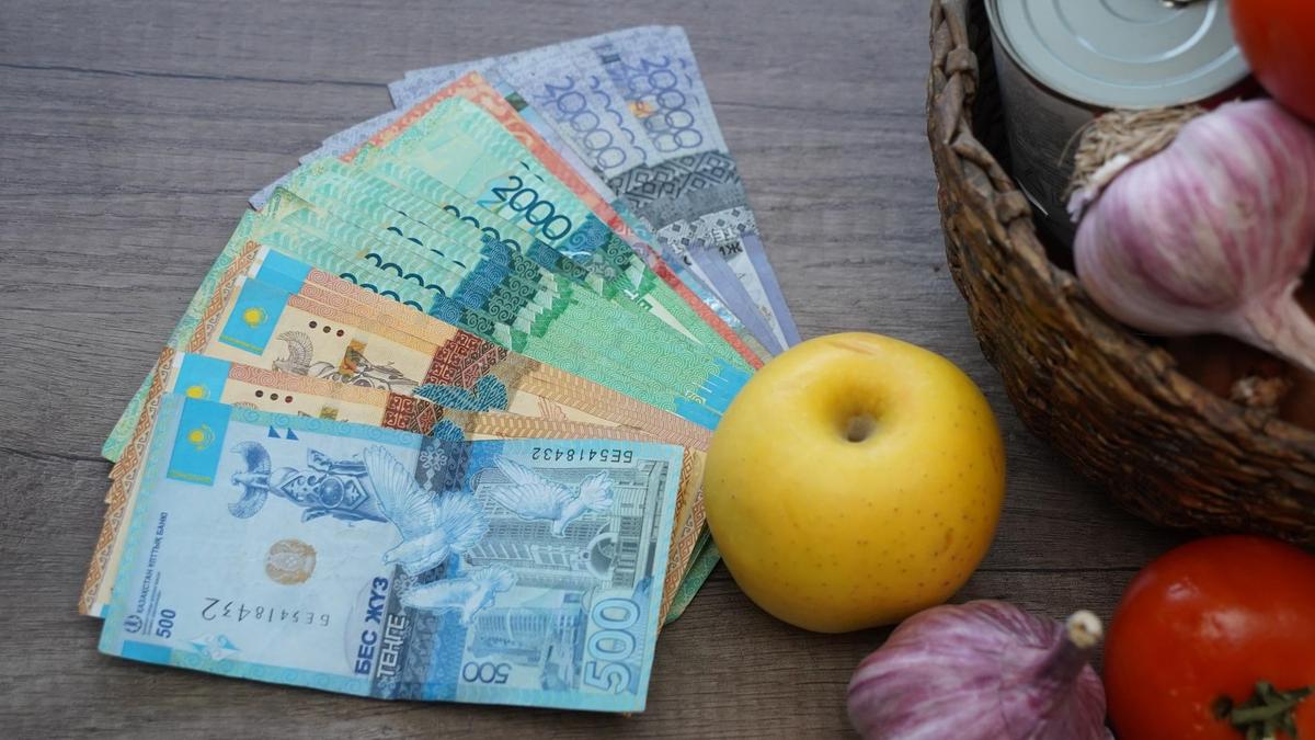 Деньги с продуктами лежат на столе