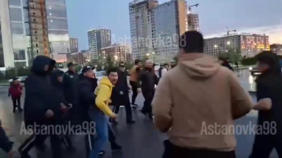 Стычка фанатов в Астане Стычка фанатов в Астане
